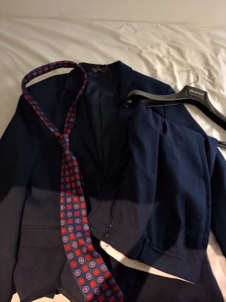Traje azul con corbata roja