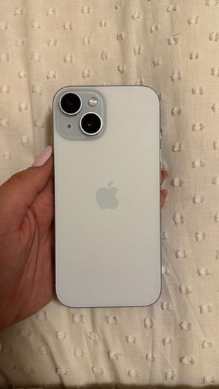 iPhone 15 256GB Plata el móvil está impoluto