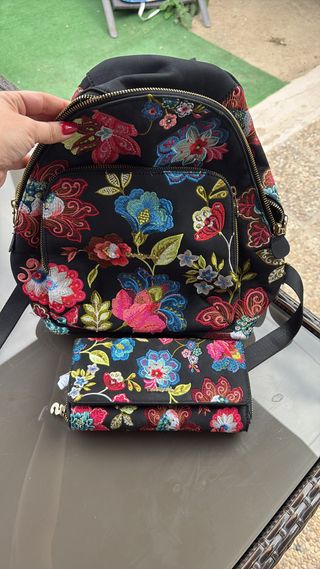 Mochila y monedero Desigual bordados