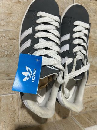 Zapatillas Adidas Grises con Cordones Blancos N 40
