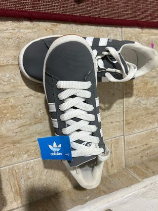 Zapatillas Adidas Grises con Cordones Blancos N 40