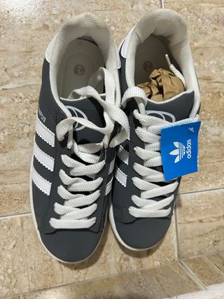 Zapatillas Adidas Grises con Cordones Blancos N 40