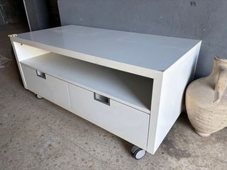Mesa de TV con ruedas