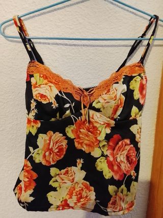 Top floral negro con encaje naranja