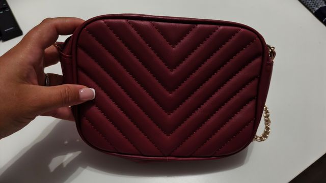 Bolso de mano burdeos con cadena dorada