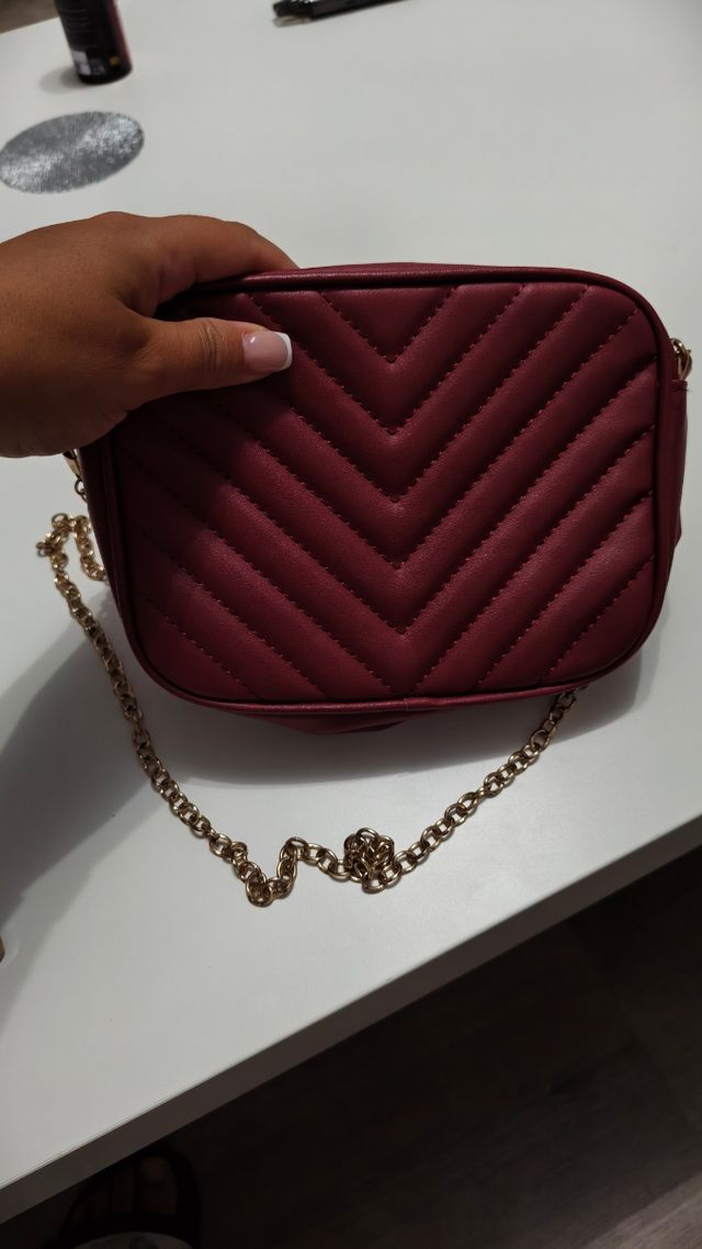 Bolso de mano burdeos con cadena dorada