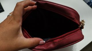 Bolso de mano burdeos con cadena dorada