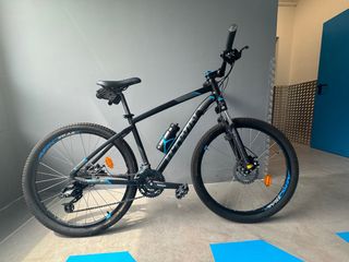Bicicleta de montaña negra y azul