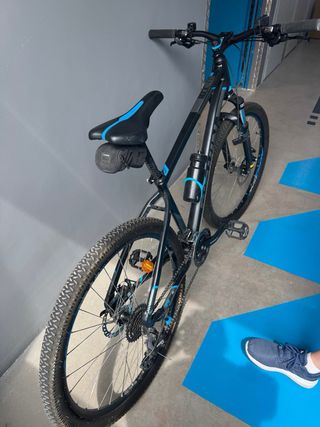 Bicicleta de montaña negra y azul