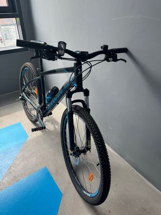 Bicicleta de montaña negra y azul