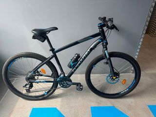 Bicicleta de montaña negra y azul