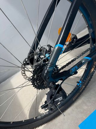 Bicicleta de montaña negra y azul