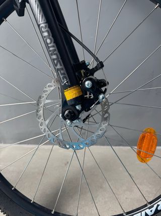 Bicicleta de montaña negra y azul
