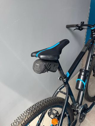 Bicicleta de montaña negra y azul