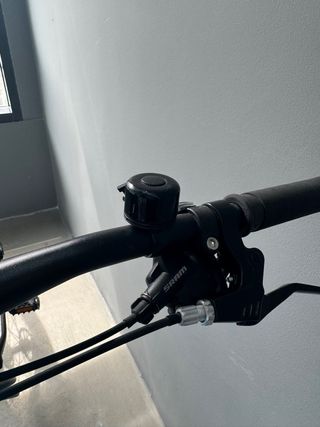 Bicicleta de montaña negra y azul
