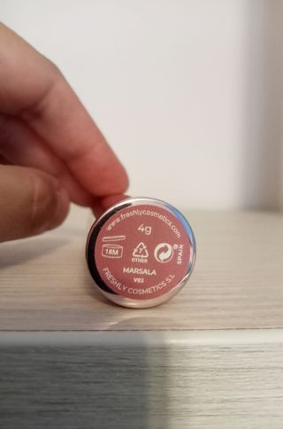 Barra de labios Freshly Makeup dorada y rosa