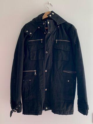 Cazadora negra Zara. Talla L