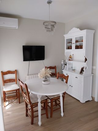 Mesa, 4 Sillas y Alacena Blanca