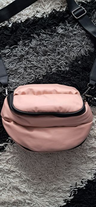 Bolso bandolera rosa y negro