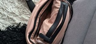Bolso bandolera rosa y negro