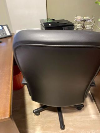 Silla de oficina de cuero negra