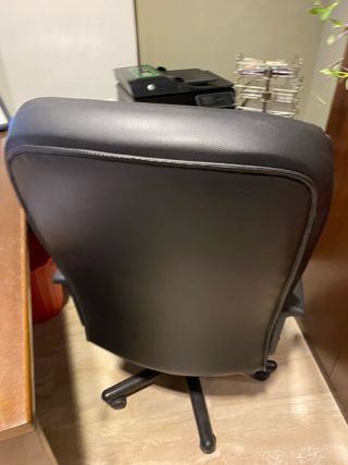 Silla de oficina de cuero negra