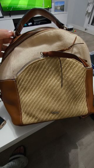 Mochila beige y marrón