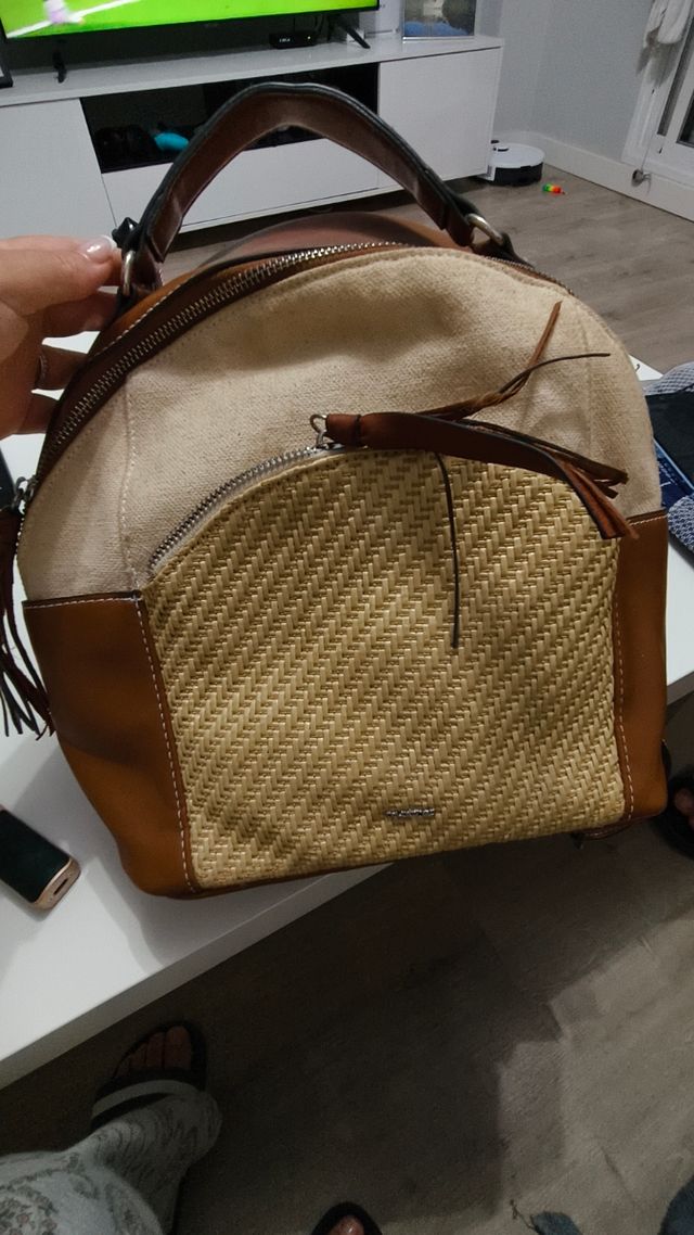 Mochila beige y marrón