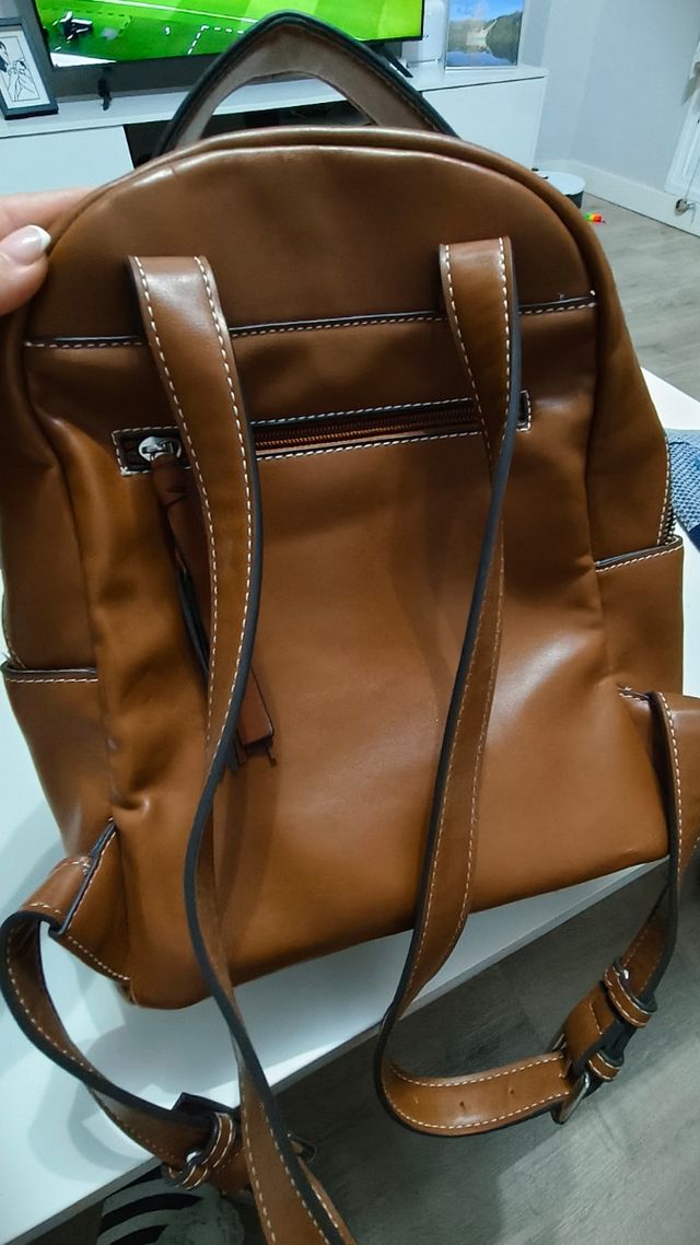 Mochila beige y marrón