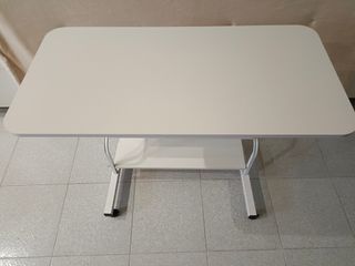 Mesa de ordenador ajustable