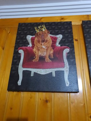 Cuadro perro con corona en sillón