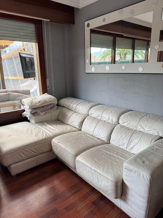 Sofá seccional de cuero blanco