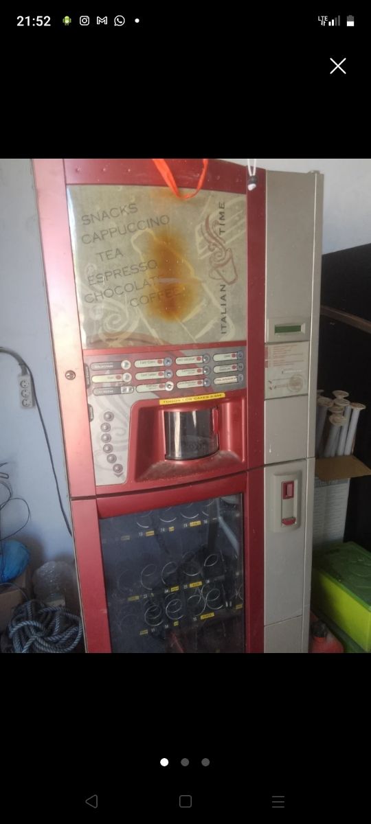 Máquina de café y snacks