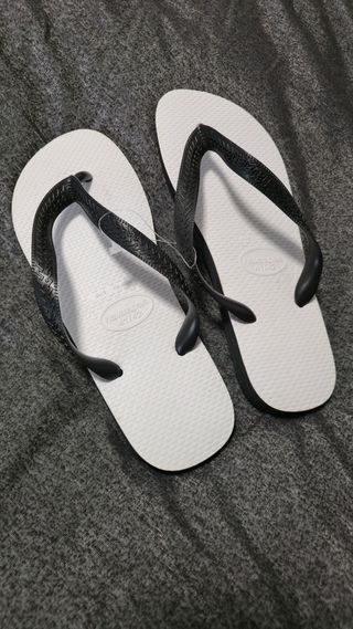 Havaianas Brancas e Pretas Tamanho 42