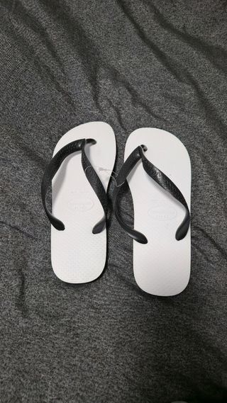 Havaianas Brancas e Pretas Tamanho 42