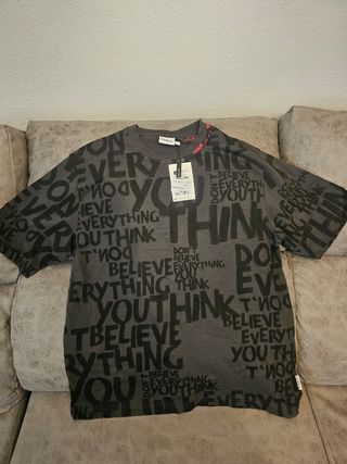 Camiseta Desigual gris con estampado de texto