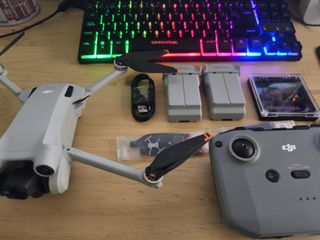 DJI Mini 3 Pro Drone con Mando y Baterías