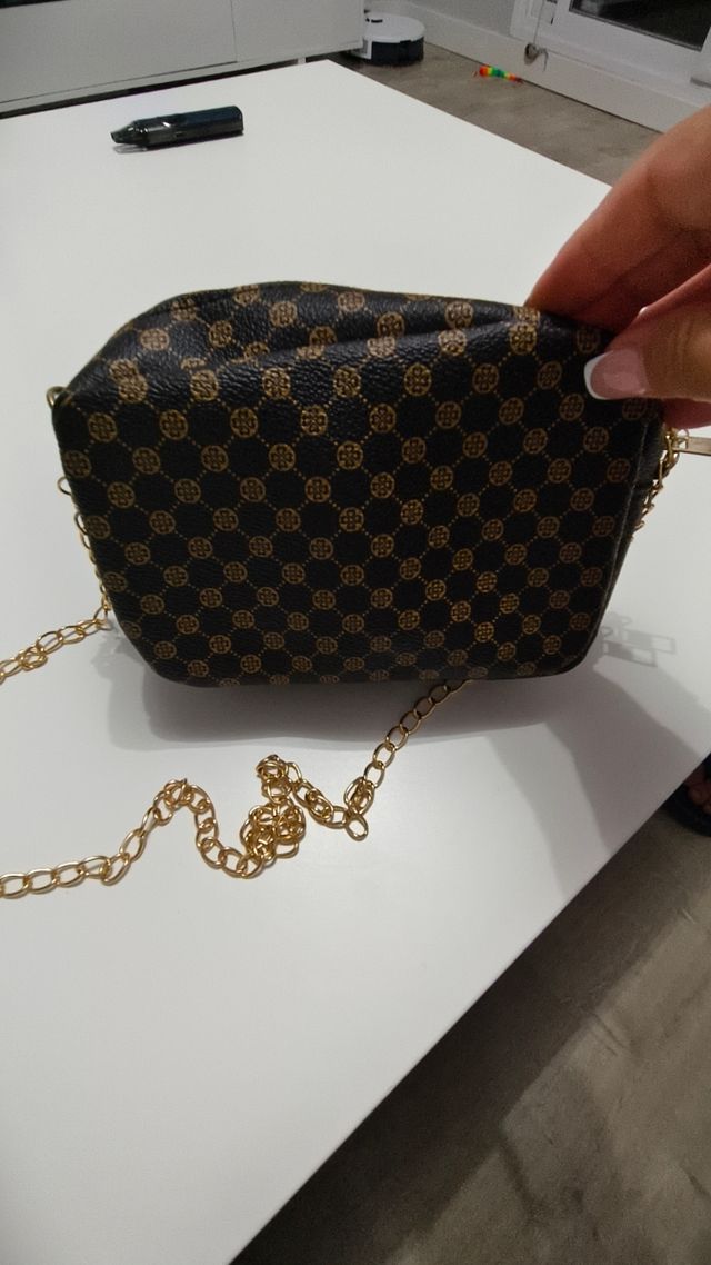 Bolso de mano con cadena dorada