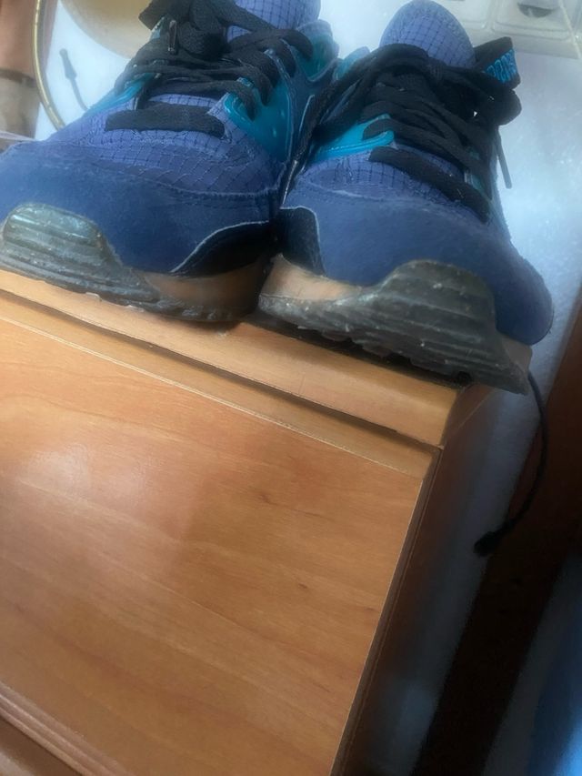 Zapatillas deportivas azules y verde azulado