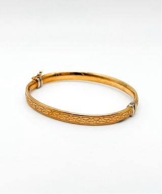 Pulsera media caña con tallas de oro 18k