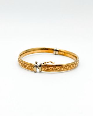 Pulsera media caña con tallas de oro 18k