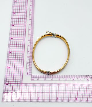 Pulsera media caña con tallas de oro 18k