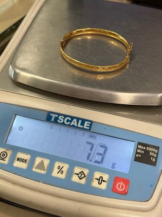 Pulsera media caña con tallas de oro 18k