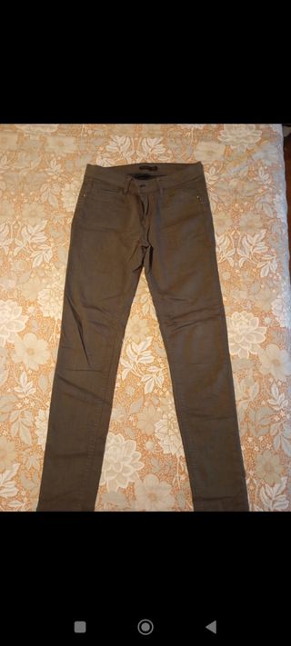 Pantalón ajustado verde oliva