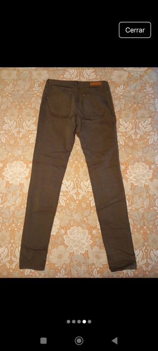 Pantalón ajustado verde oliva
