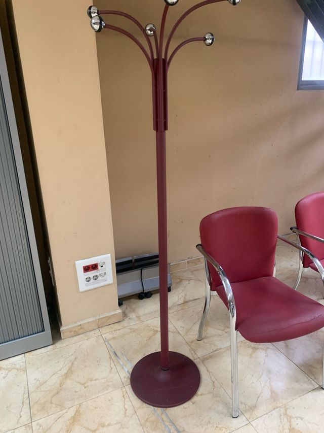 Perchero de metal granate y plateado