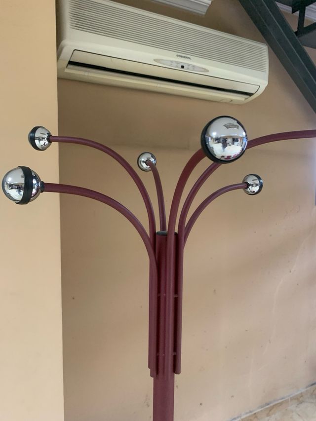 Perchero de metal granate y plateado