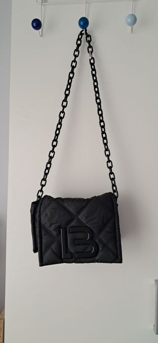 Bolso negro acolchado con cadena