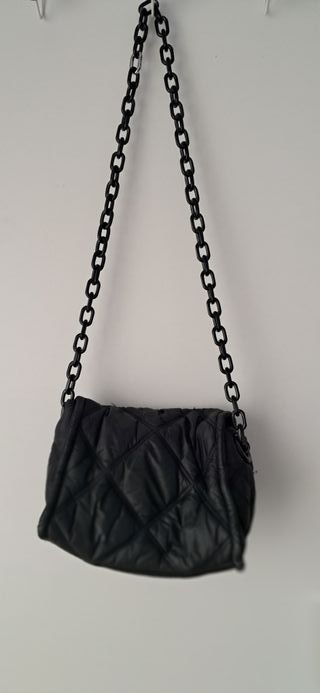Bolso negro acolchado con cadena