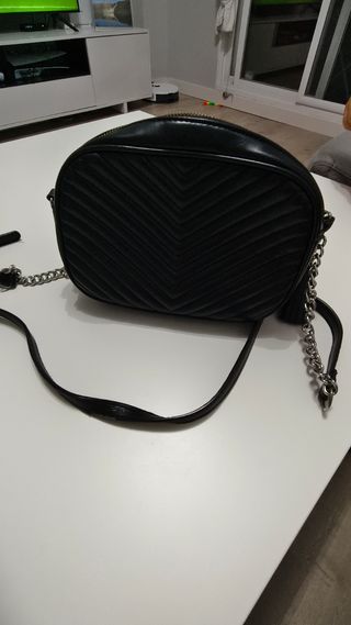 Bolso negro acolchado con cadena